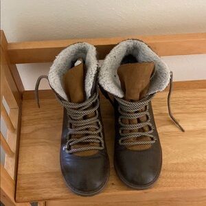 Brown Lace-Up Boots with Fur Lining